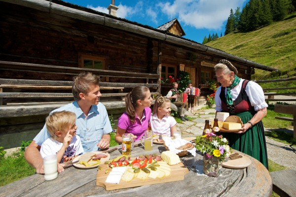 Jause auf der Alm im Familienurlaub in Salzburg ©Salzburg Land Tourismus