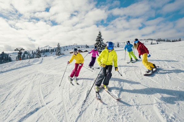 Skifahren und Snowboarden lernen im Winterurlaub ©TVB Flachau