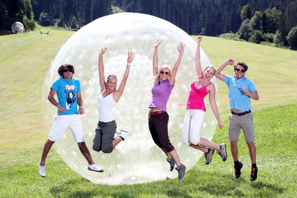 Zorbing in Flachau: das heißt Rollen in der Riesenkugel! ©TVB Flachau